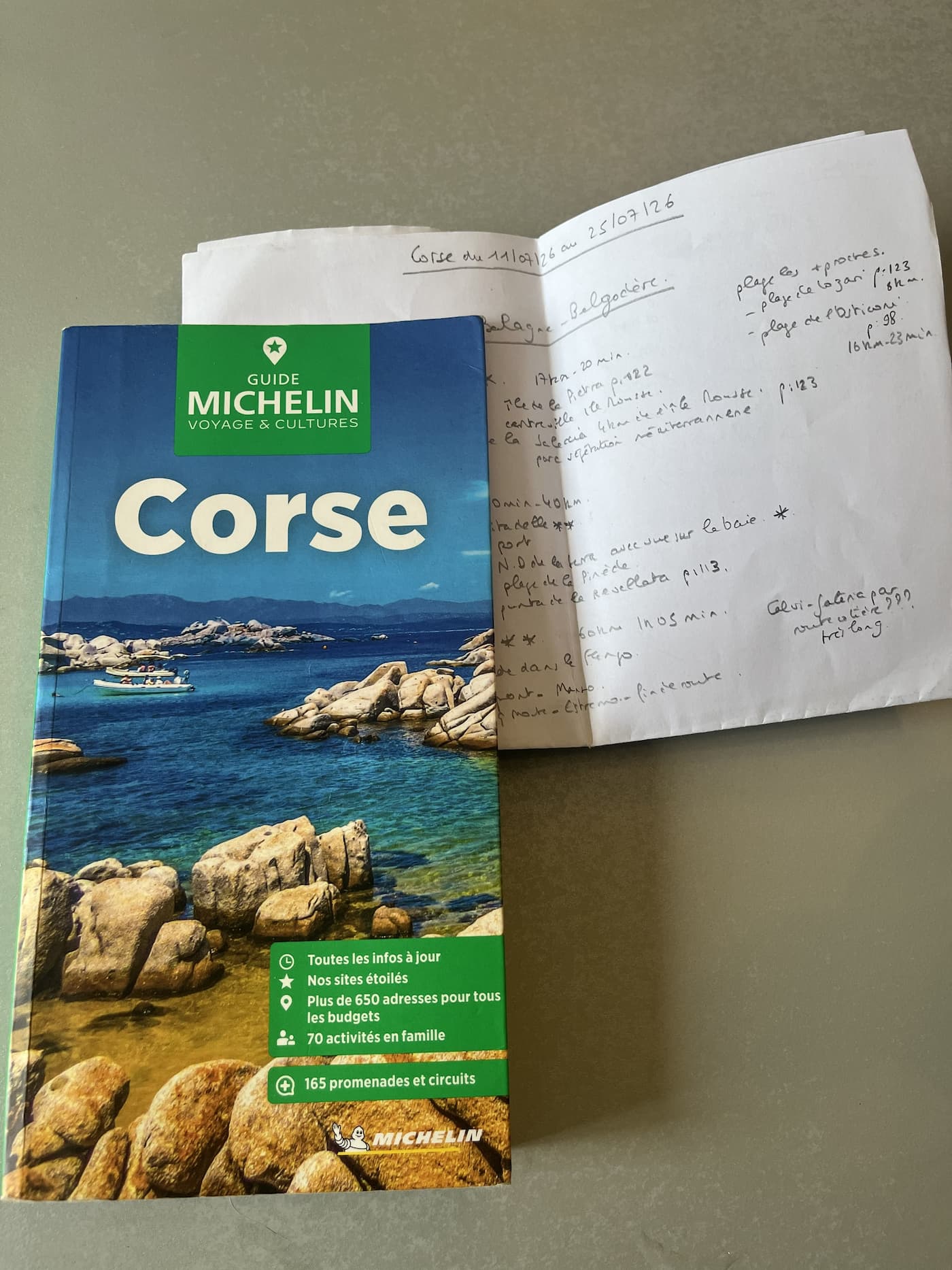 Guide Corse ouvert avec notes manuscrites de préparation du voyage